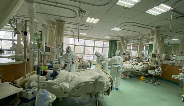 Κίνα: Ανάρρωσαν από τον κοροναϊό και πήραν εξιτήριο από το νοσοκομείο