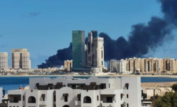 Οι δυνάμεις του Χάφταρ «σφυροκοπούν» το λιμάνι της Τρίπολης