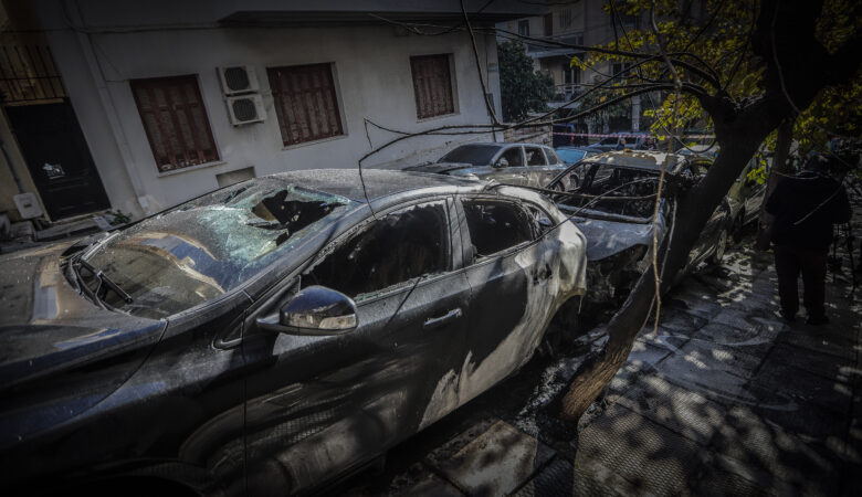 Ανάληψη ευθύνης για τα καμένα αυτοκίνητα: «Μην παρκάρετε δίπλα σε ακριβά ΙΧ, τα καίμε»