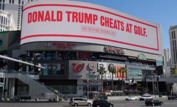 «Πόλεμος» στον Τραμπ με γιγαντιαίες διαφημιστικές πινακίδες