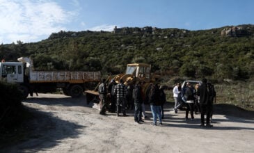 Μυτιλήνη: Απέκλεισαν δρόμους που οδηγούν στην επιταγμένη περιοχή για τις δομές
