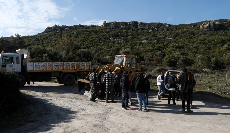Μυτιλήνη: Απέκλεισαν δρόμους που οδηγούν στην επιταγμένη περιοχή για τις δομές