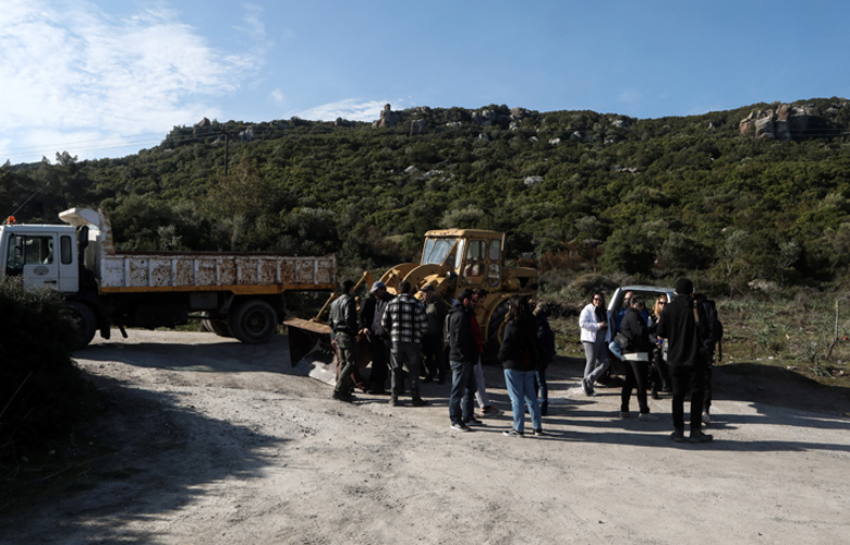 Μυτιλήνη: Απέκλεισαν δρόμους που οδηγούν στην επιταγμένη περιοχή για τις δομές