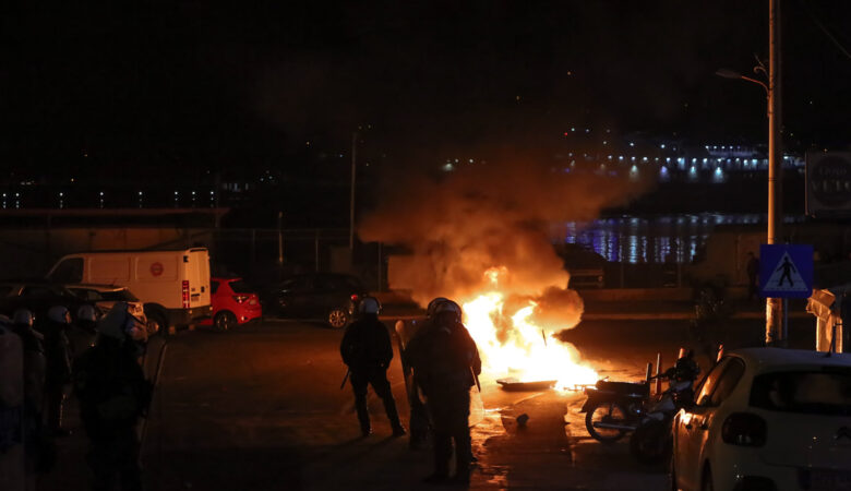 Νύχτα επεισοδίων σε Χίο και Μυτιλήνη – Απόβαση ισχυρών αστυνομικών δυνάμεων στα νησιά
