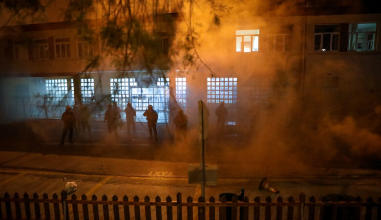 «Πόλεμος» αστυνομικών και πολιτών σε Χίο και Μυτιλήνη – Ρίψη χημικών στα Μεστά Χίου