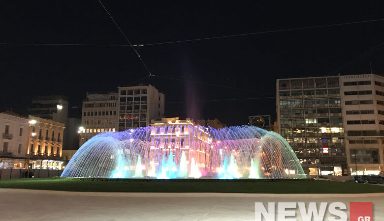 Πλατεία Ομονοίας: Εντυπωσιακές εικόνες από το χρωματιστό συντριβάνι