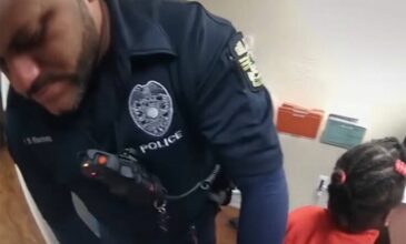 Βίντεο: Αστυνομικός περνά χειροπέδες σε 6χρονη