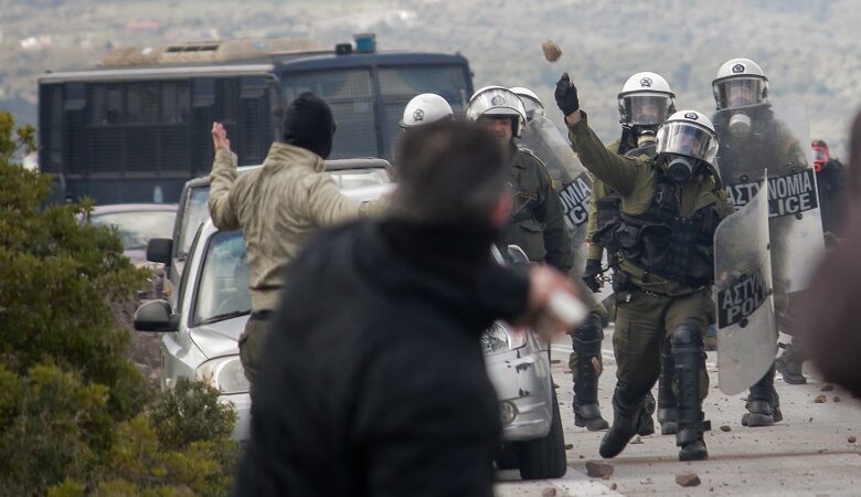 Νέα επεισόδια στη Λέσβο: Κάτοικοι συγκρούονται με δυνάμεις της αστυνομίας