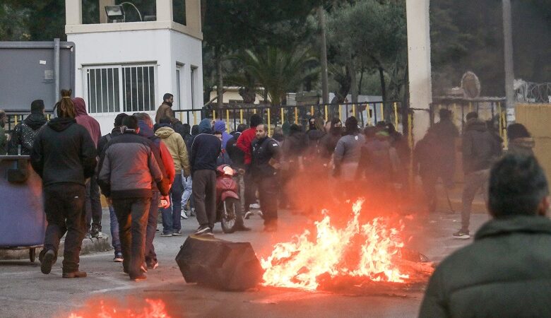 Εκτός ελέγχου η κατάσταση στη Λέσβο: Αποσύρονται οι δυνάμεις των ΜΑΤ