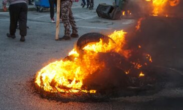 Λέσβος: Έκαψαν τα προσωπικά είδη αστυνομικών έξω από το ξενοδοχείο τους