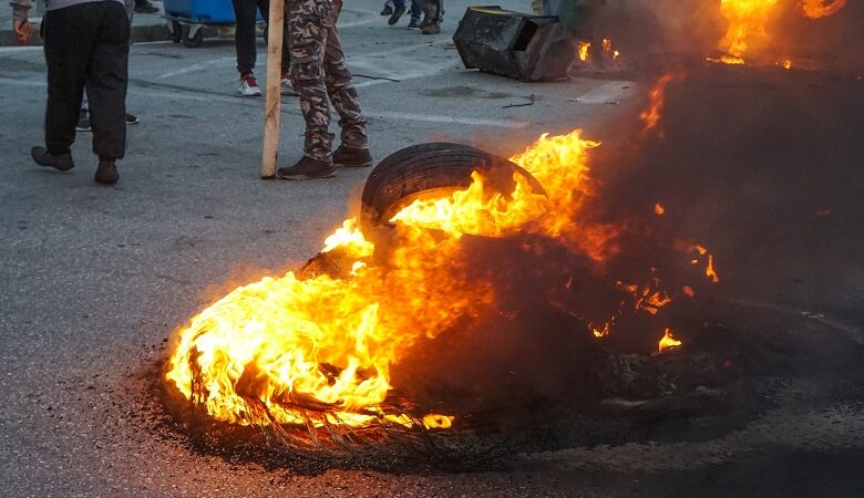 Λέσβος: Έκαψαν τα προσωπικά είδη αστυνομικών έξω από το ξενοδοχείο τους