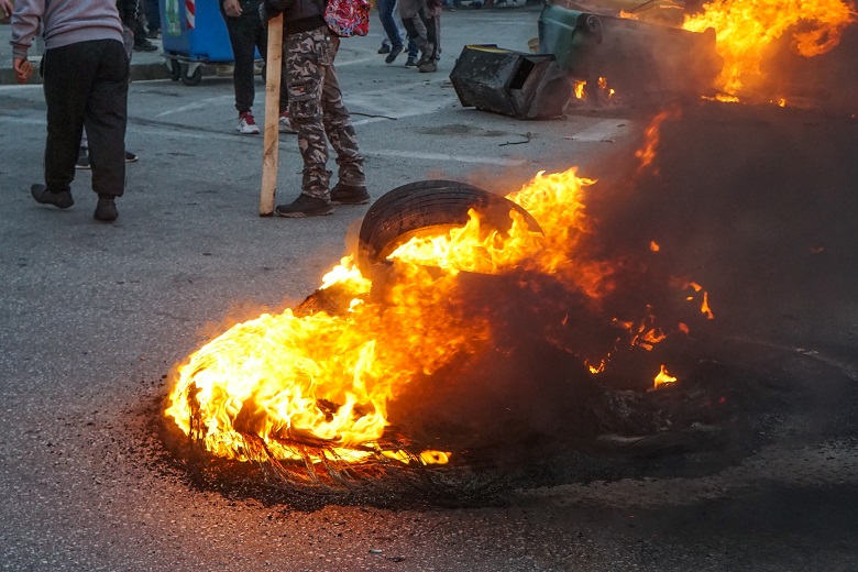 Λέσβος: Έκαψαν τα προσωπικά είδη αστυνομικών έξω από το ξενοδοχείο τους