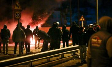 Ταραχές στη Λέσβο: Κάτοικοι έβαλαν φωτιές και πολιόρκησαν το στρατόπεδο των ΜΑΤ