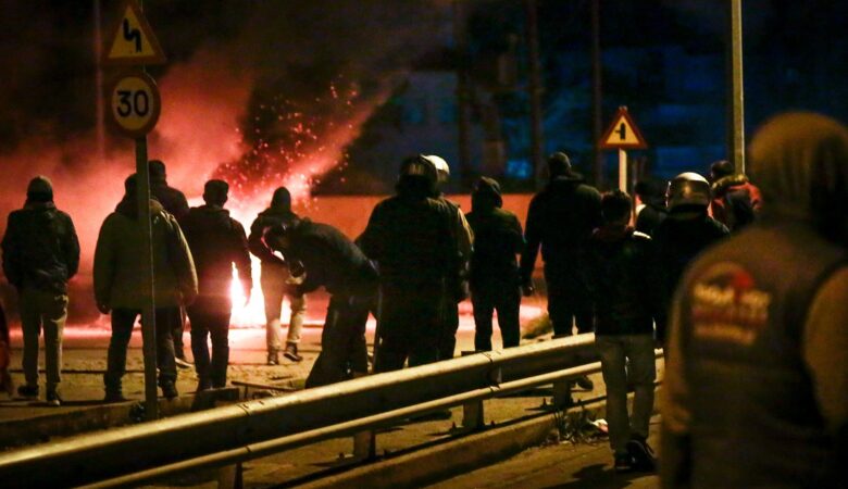 Ταραχές στη Λέσβο: Κάτοικοι έβαλαν φωτιές και πολιόρκησαν το στρατόπεδο των ΜΑΤ