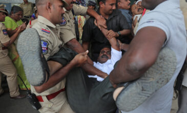Βίαια επεισόδια στο Νέο Δελχί – Τουλάχιστον 20 νεκροί