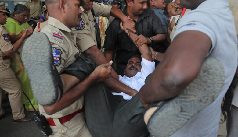 Βίαια επεισόδια στο Νέο Δελχί – Τουλάχιστον 20 νεκροί