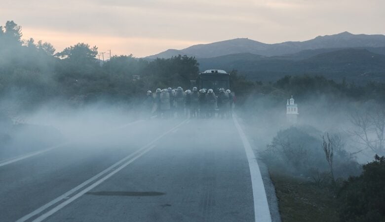 Καταγγελίες για τραυματισμούς κατοίκων από σφαίρες στις συμπλοκές με τα ΜΑΤ στη Λέσβο