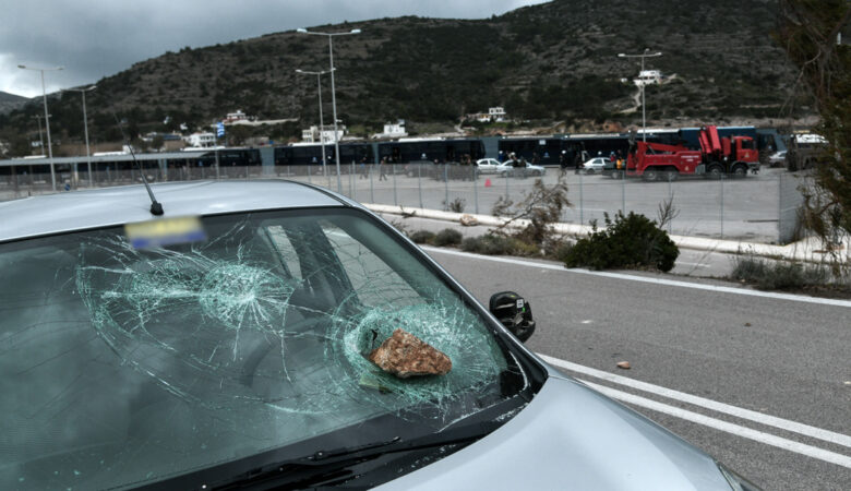 Βίντεο-ντοκουμέντο στη Χίο: Τα ΜΑΤ αποχώρησαν σπάζοντας αυτοκίνητα των ντόπιων