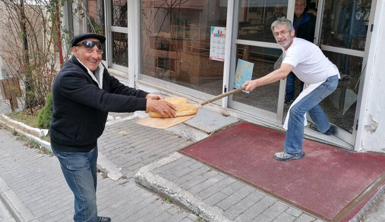 Δείτε πώς δίνει το ψωμί φούρναρης στην Κοζάνη λόγω…κοροναϊού