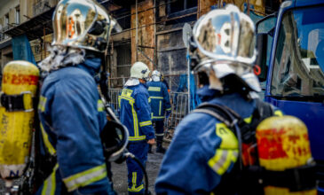 Μάχη με τις φλόγες δίνουν οι Πυροσβέστες για να σβήσουν τη φωτιά σε σπίτι στο κέντρο της Αθήνας