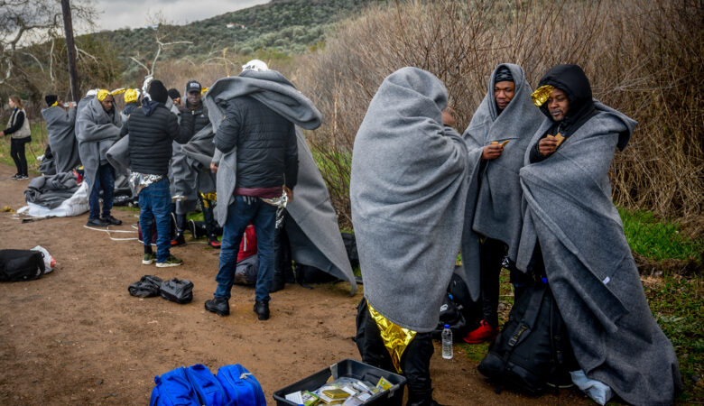 Μυτιλήνη: Σε περίφρακτο χώρο στο λιμάνι μεταφέρθηκαν μετανάστες και πρόσφυγες