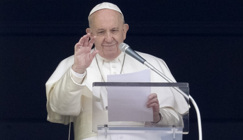 Με συμπτώματα κρυολογήματος ο πάπας Φραγκίσκος – Με μάσκες οι πιστοί στο Βατικανό