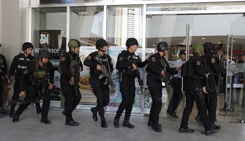 Ένοπλος κρατά ομήρους σε εμπορικό κέντρο στις Φιλιππίνες