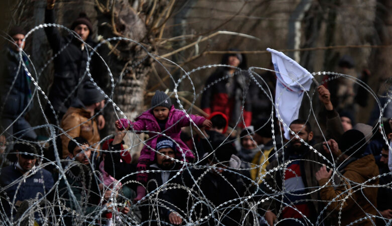 Φωτογραφίες από την κατάσταση στον Έβρο – «Μπλόκο» σε περισσότερους από 5.000 μετανάστες
