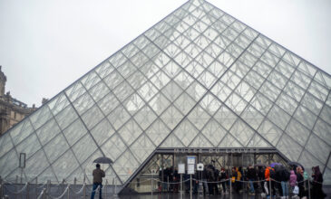 Ανοίγει την Δευτέρα το μουσείο του Λούβρου στο Παρίσι