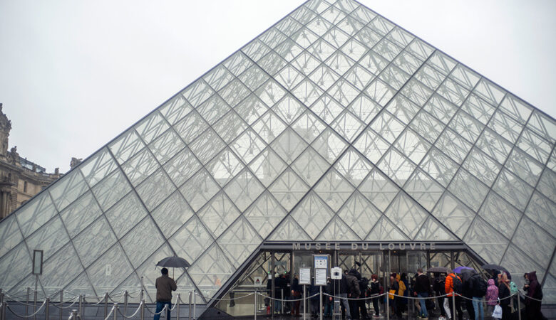 Ανοίγει την Δευτέρα το μουσείο του Λούβρου στο Παρίσι