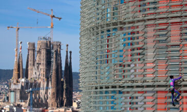 Σε ουρανοξύστη με γυμνά χέρια για τον κοροναϊό ο Γάλλος «Σπάιντερμαν»