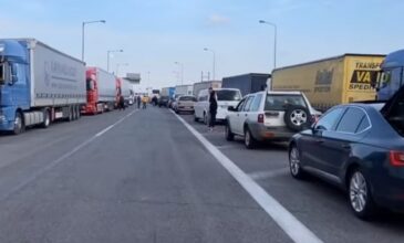Ουρά χιλιομέτρων από φορτηγά στα σύνορα με την Τουρκία