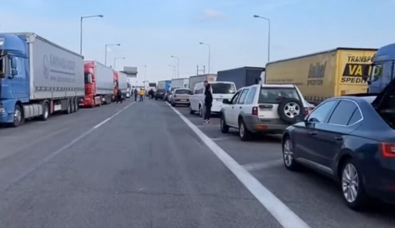 Ουρά χιλιομέτρων από φορτηγά στα σύνορα με την Τουρκία