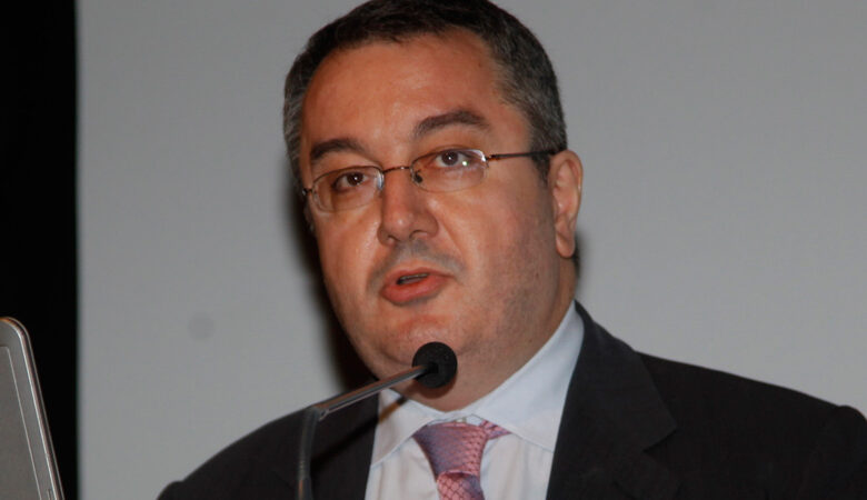 Ο Ηλίας Μόσιαλος εκπρόσωπος της κυβέρνησης σε διεθνείς οργανισμούς για τον κοροναϊό