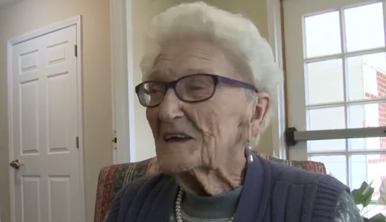 Γιαγιά 100 ετών γιόρτασε τα γενέθλια της στη φυλακή: «Είμαι στη φυλακή τώρα! Επιτέλους τα κατάφερα!»