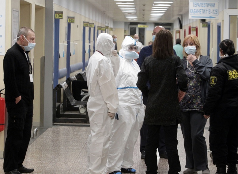 Κοροναϊος: Πότε μιλάμε για ύποπτο ή πιθανό κρούσμα και τι ορίζεται ως «στενή επαφή»