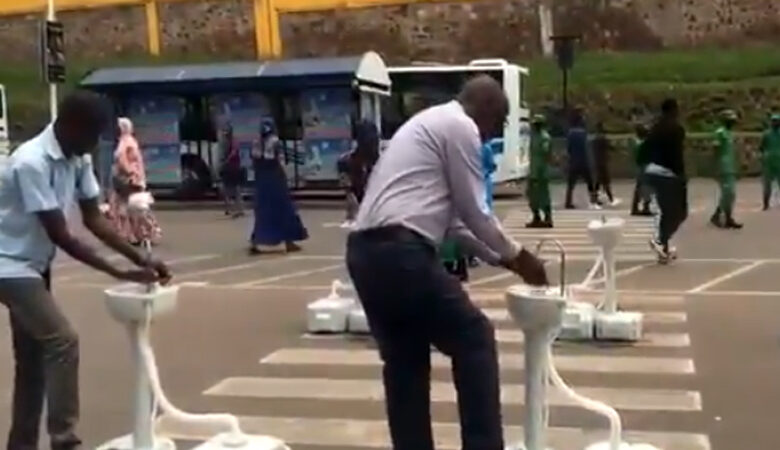 Κορονοϊός: Φορητοί νιπτήρες σε στάσεις λεωφορείων στη Ρουάντα