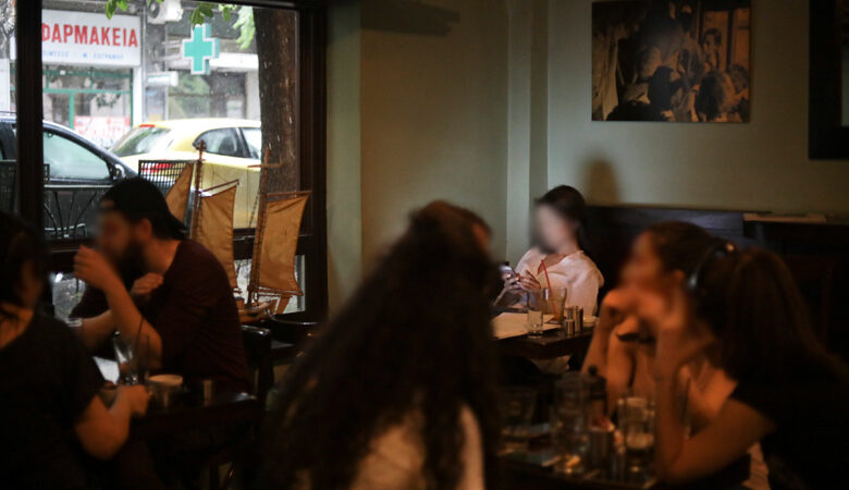 Κορονοϊός: Οι νέοι να αποφεύγουν μπαρ και καφετέριες συστήνει ο Ιατρικός Σύλλογος