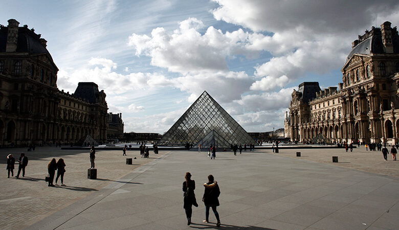Κορονοϊός στο Παρίσι: Κλείνουν Πύργος του Άιφελ, Λούβρο, Μουλέν Ρουζ