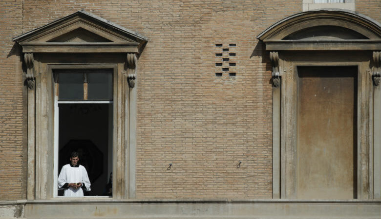 Βατικανό: «Πόρτα» στους πιστούς που θέλουν να πάνε στην πλατεία Αγίου Πέτρου λόγω κοροναϊού