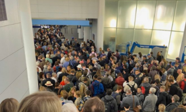 Σκηνές χάους στα αμερικάνικα αεροδρόμια μετά τις απαγορεύσεις Τραμπ για τον κοροναϊό