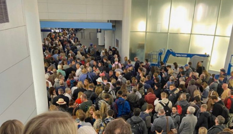 Σκηνές χάους στα αμερικάνικα αεροδρόμια μετά τις απαγορεύσεις Τραμπ για τον κοροναϊό