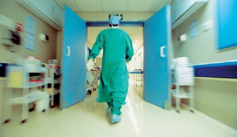 Σκηνές φαρ ουέστ σε νοσοκομείο -Συγγενείς ζητούσαν να πάρουν ασθενή με κοροναϊό