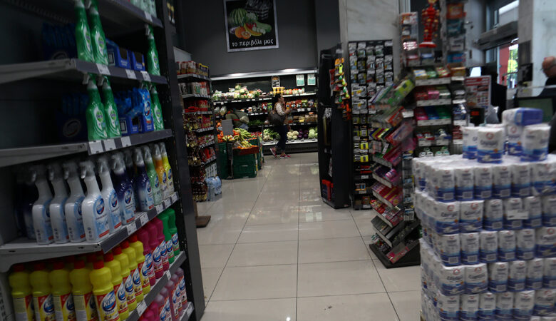 Πάτρα: Εισβολή 20 ατόμων σε σούπερ μάρκετ – Άρπαξαν διάφορα προϊόντα