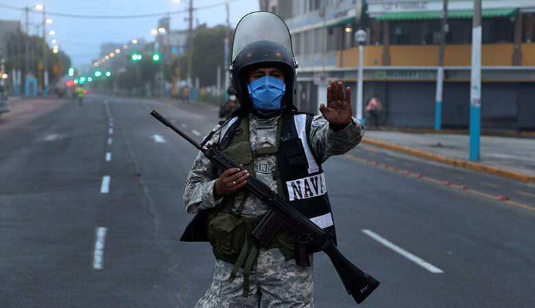 Κορονοϊός: Στρατιώτες ελέγχουν την κυκλοφορία στο Περού