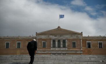 Πόλη φάντασμα η Αθήνα – Δείτε φωτογραφίες από το άδειο κέντρο
