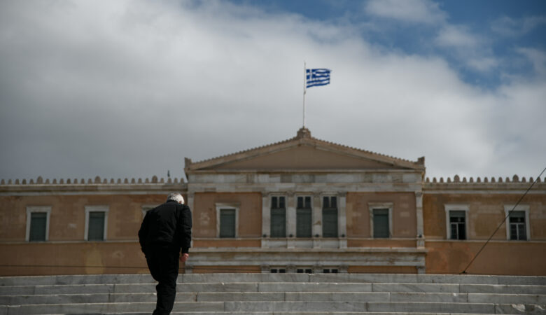 Πόλη φάντασμα η Αθήνα – Δείτε φωτογραφίες από το άδειο κέντρο