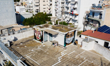 Εντυπωσιακό γκράφιτι για τον κοροναϊό σε ταράτσα της Αθήνας