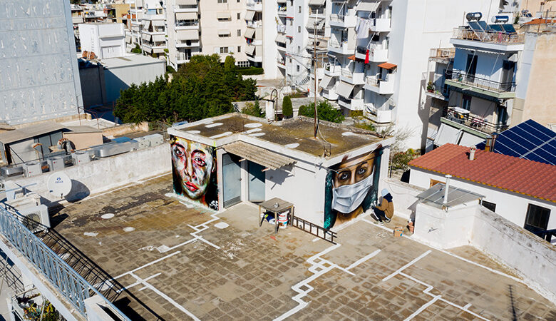 Εντυπωσιακό γκράφιτι για τον κοροναϊό σε ταράτσα της Αθήνας