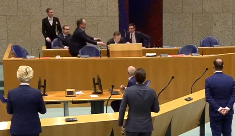 Η στιγμή που καταρρέει Ολλανδός υπουργός σε συνεδρίαση για τον κοροναϊό